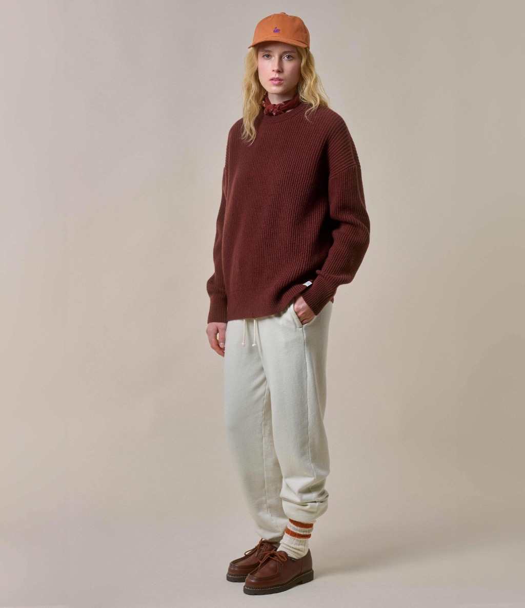 Woman wearing brown crewneck pullover and ecru sweatpants